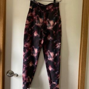 Old Navy Active High-Rise Jogger in Black and Purple